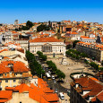     En la retina de todos tenemos grabada una imagen de un Lisboa del Siglo XIX, con sus callejas, tranvías, plazuelas, etc. Pero existe otro, más moderno, dinámico…. Pincha […]