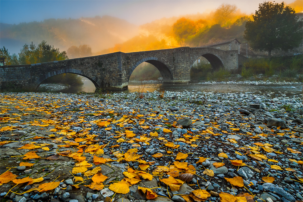 Puente medieval sobre el rio Esca - Burgui, Navarra